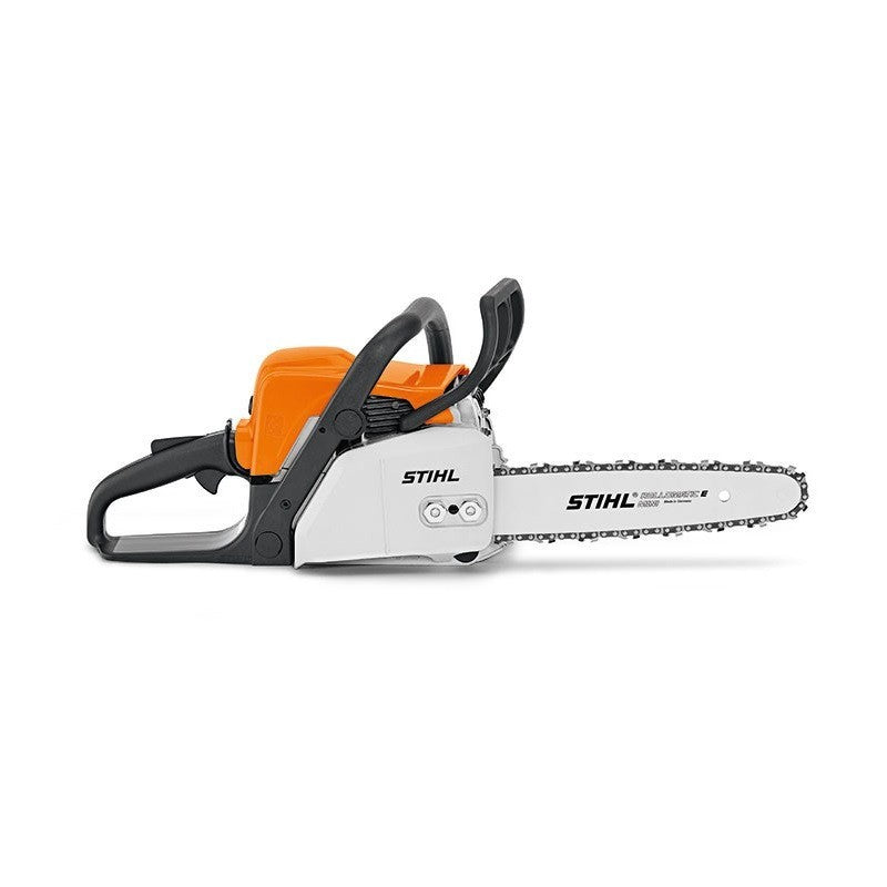 La Motosega STIHL MS 180 rappresenta la base da cui partire se si vuole tagliare la legna da ardere. Ha una potenza superiore all'MS 170 e presenta un tendicatena laterale che agisce facilmente sulla regolazione della tensione della catena in maniera sicura. La motosega STIHL MS 180 è disponibile in due versioni: una con barra da 35cm e una con barra da 40cm, perfetta per il taglio di rami più grandi. In questa versione, questa motosega è dotata di una barra da 35cm e può montare diverse catene: